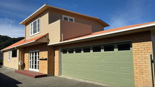 4 Bedroom house with extra room and kitchenette