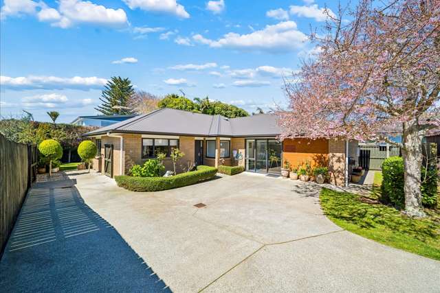 PRIVATE OASIS & TOWN CONVENIENCE