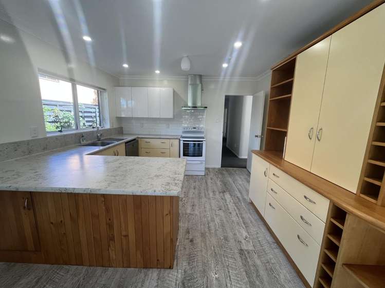 8 McInnes Place 10469_8