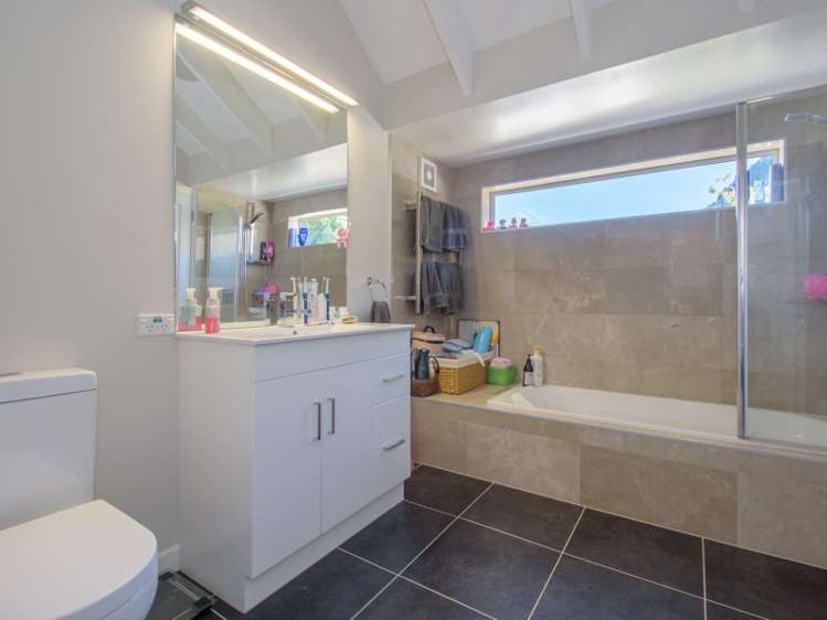 9b Arawata Terrace Fernhill/Sunshine Bay_11