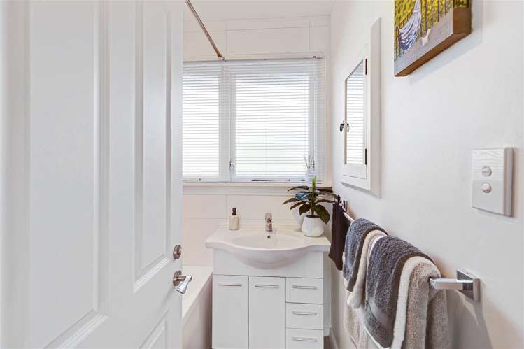 2/7 Curletts Road Sockburn_8