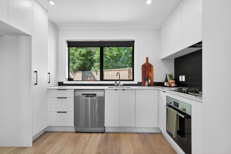 15B Rowe Parade Wainuiomata_7