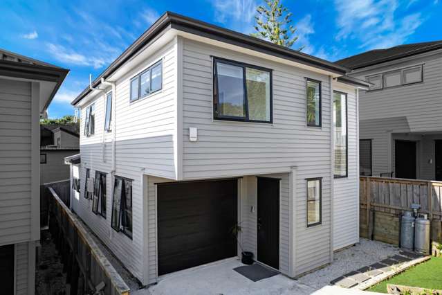 A NEAR-NEW HOME FOR EASY FAMILY LIVING