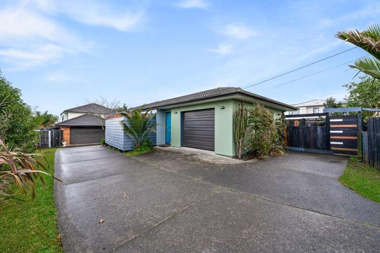 81 Royal Road Massey_19