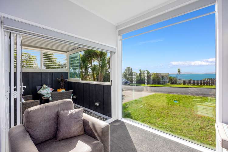 11 Piccadilly Circus Snells Beach_5