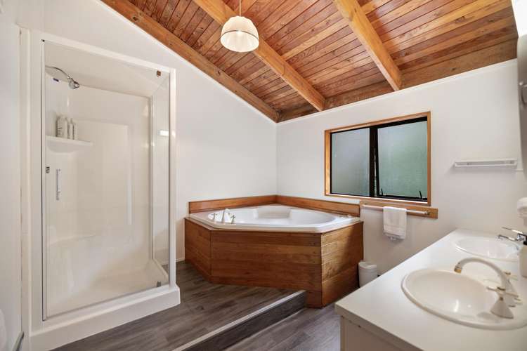 12a Arawata Terrace Fernhill/Sunshine Bay_14