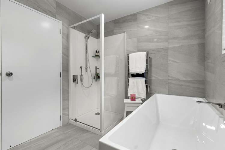 1 Arawata Terrace Fernhill/Sunshine Bay_27