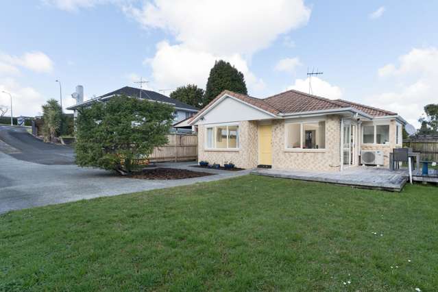 Freehold Title - Walk to Howick Village!