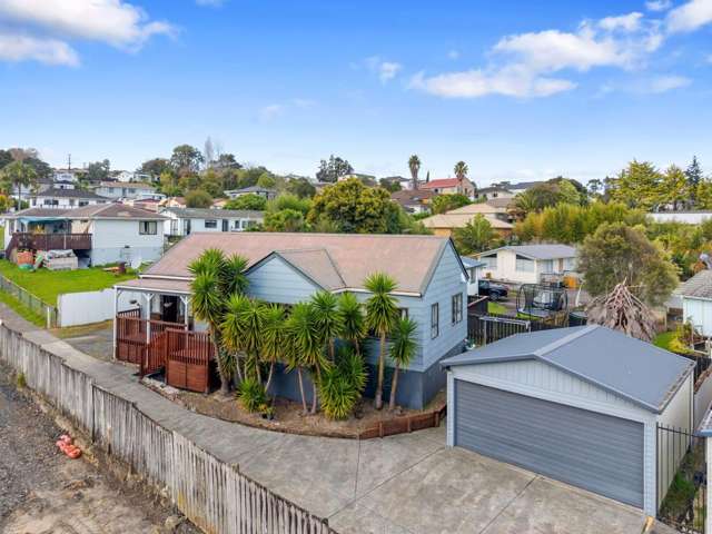 Spacious Family Home with Double Garage in Handy Ranui Location!