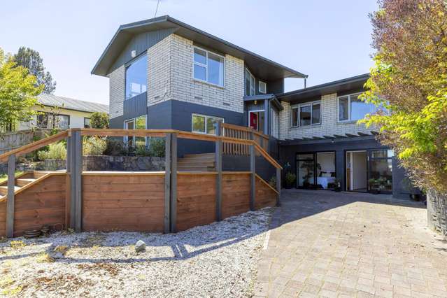 Hilltop - Amazing Views - 3 Living Areas