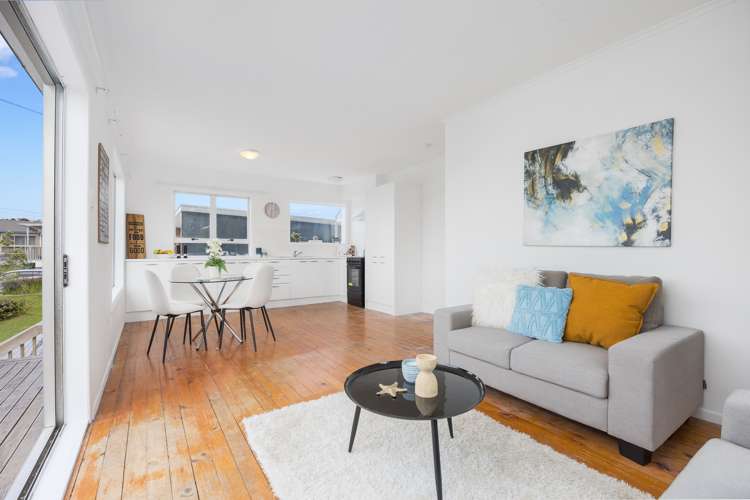 9 Piccadilly Circus Snells Beach_5