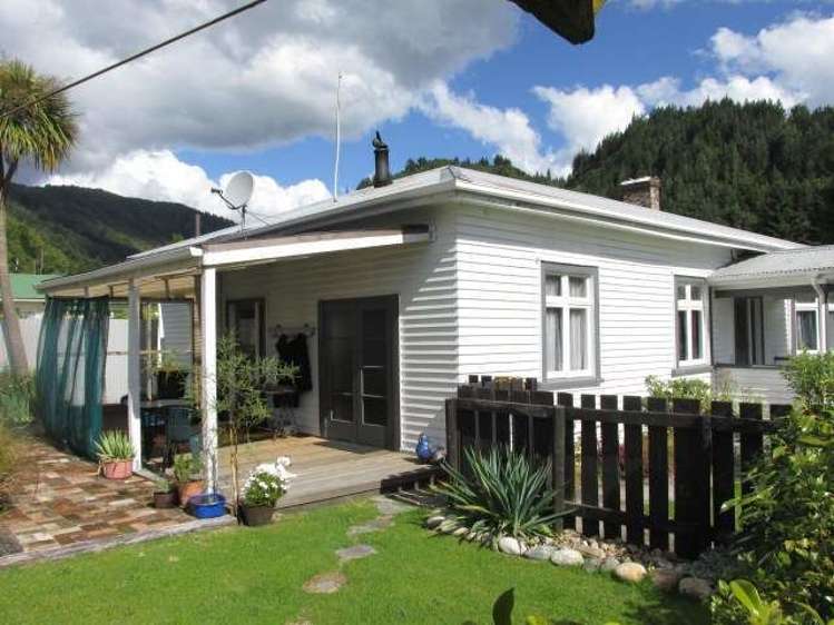 14 Broadway Reefton_16