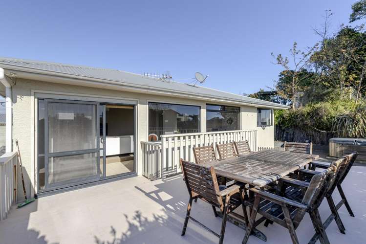 531 Devon Street West_5
