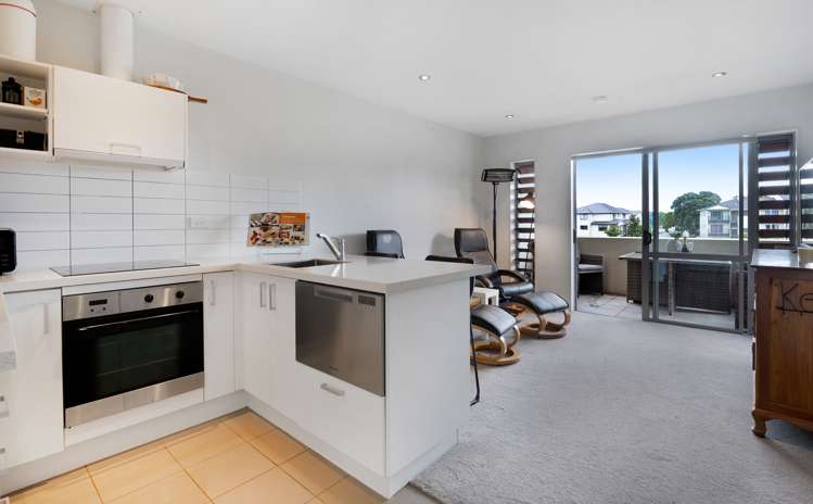 E4/71 Spencer Road Oteha_5