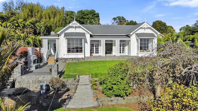 GRAND FAMILY RESIDENCE, OUTSTANDING VIEWS!