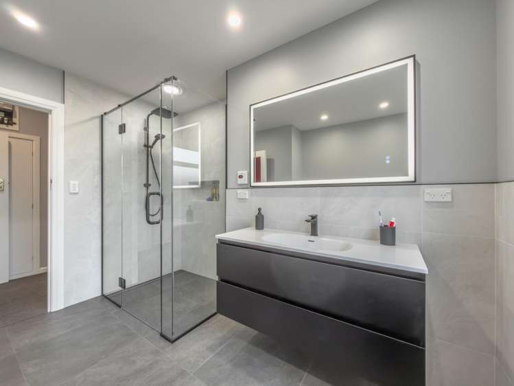 740 Queens Drive Waikiwi_19