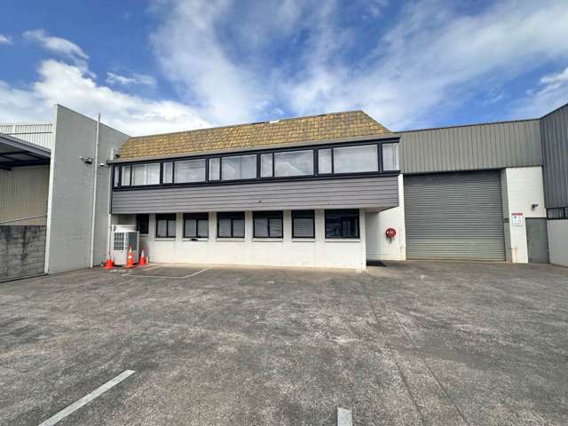 TIDY AIRPORT UNIT AND YARD