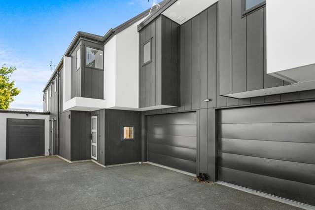 High-Spec City Fringe Living With Garage