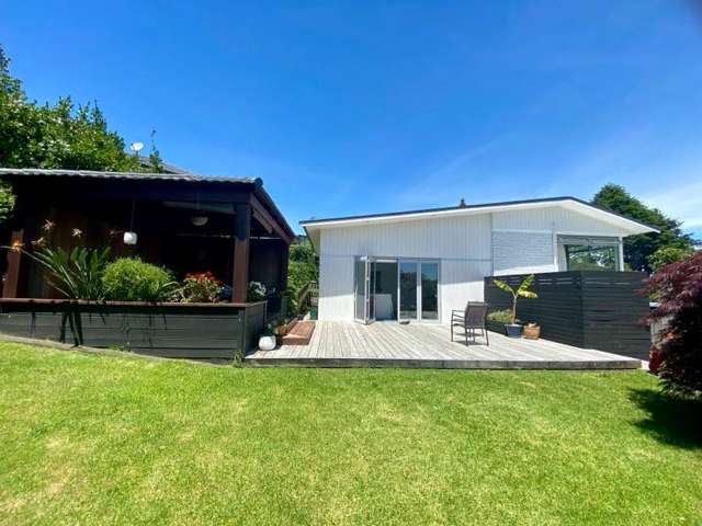 Beautiful 3-Bedroom Home with Views and Entert...