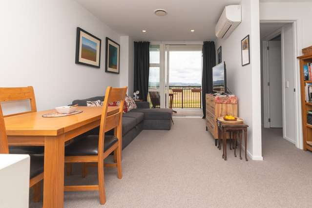 303C/26 Racecourse Parade 10016_2