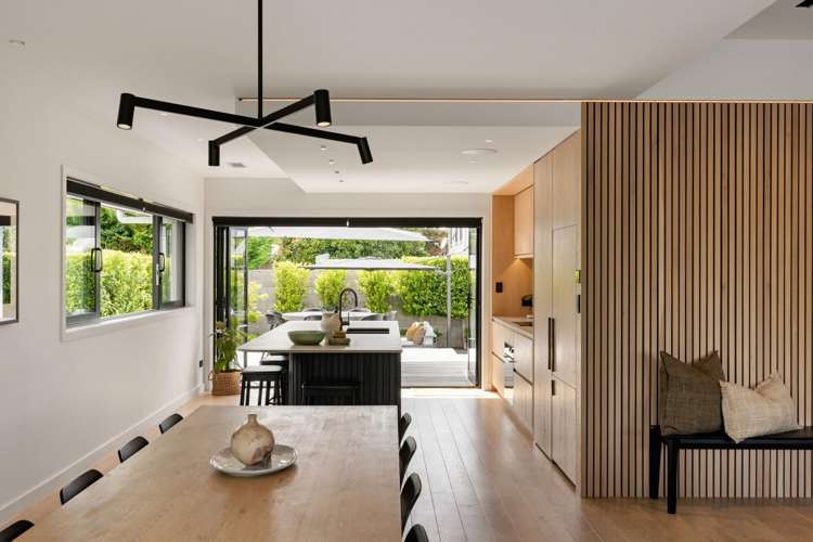788 River Road Chartwell_13