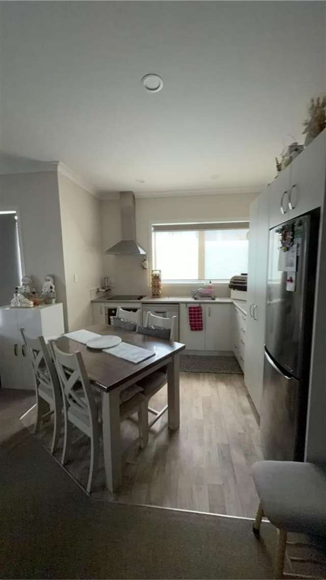  2/2 Lambert Court Glenview_1