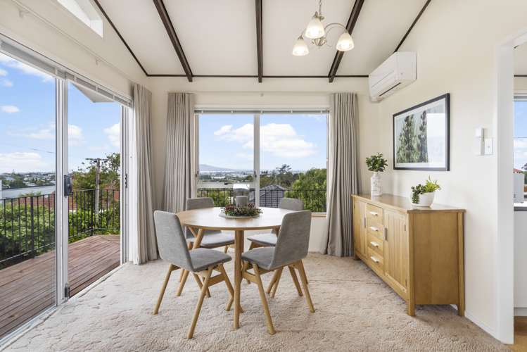 2/253 Glenfield Road Hillcrest_5