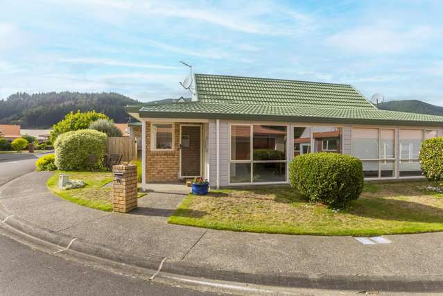 Sunny, Townhouse in Over-50s lifestyle Village