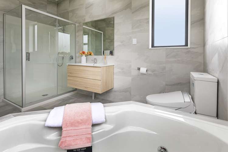 8 Canoe Lane Riverhead_16