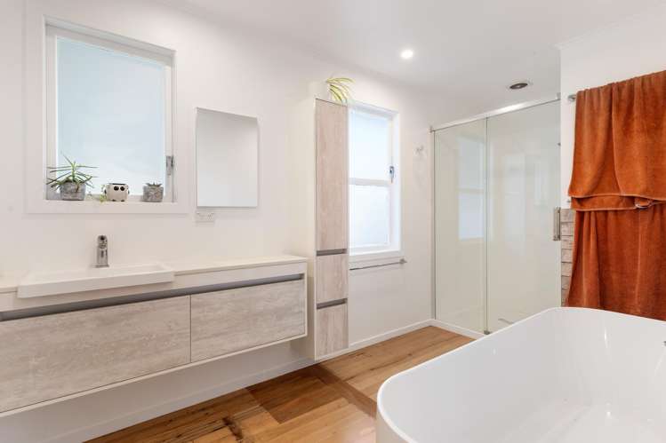 8 Montmere Avenue Te Atatu Peninsula_16