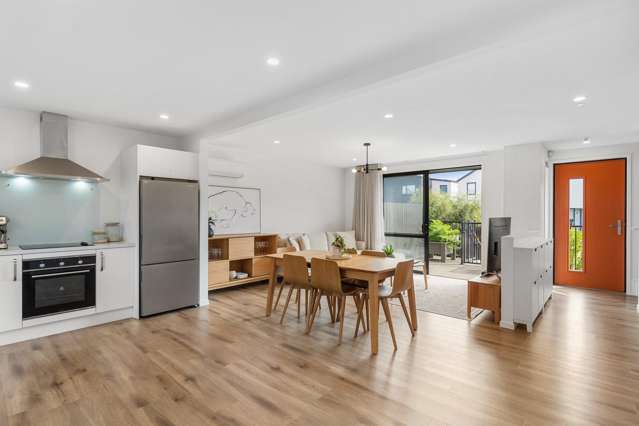 Modern 2021 built 3 bed, 1 bath with carpark