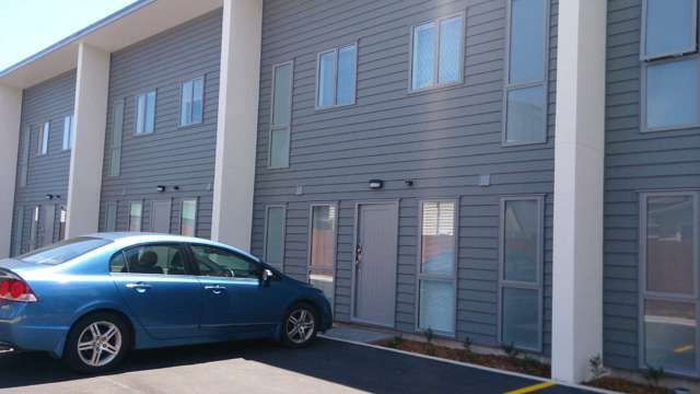 Self-Contained Modern Room Next to the University