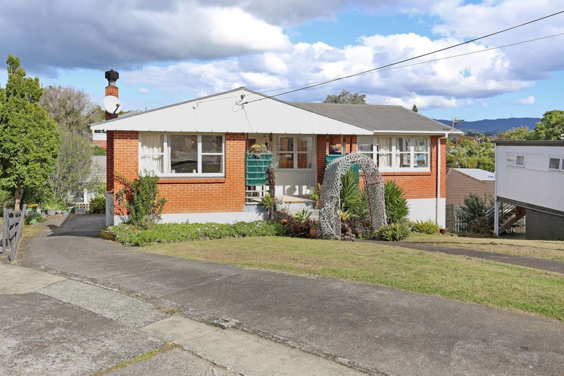 25 Castaing Crescent Te Atatu South_0