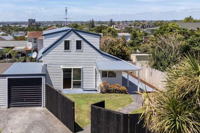 Charming Cottage With Fully Fenced Garden!