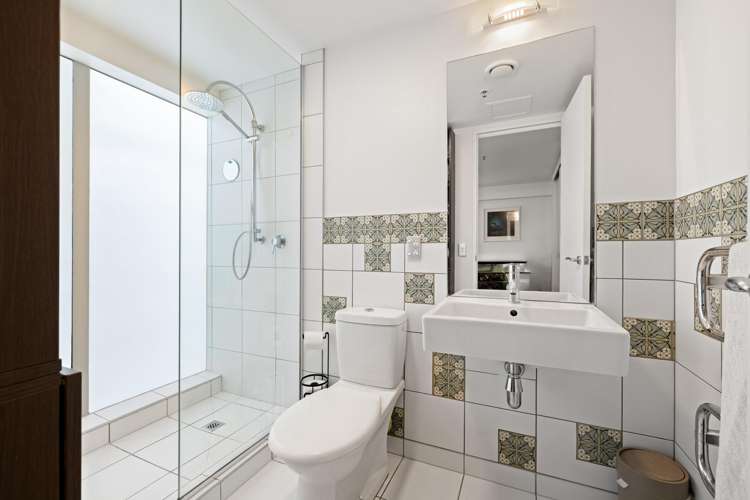 10/74 Oriental Parade_3