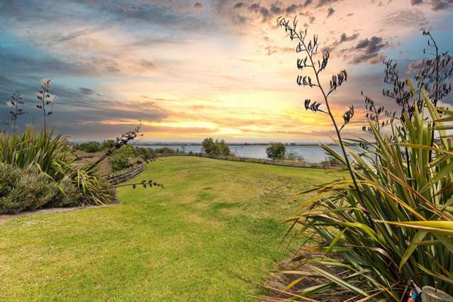 STUNNING ESTUARY FRONTAGE RETREAT