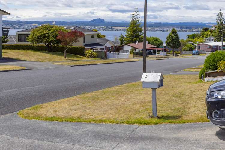 2/7 Reeves Road Acacia Bay_1