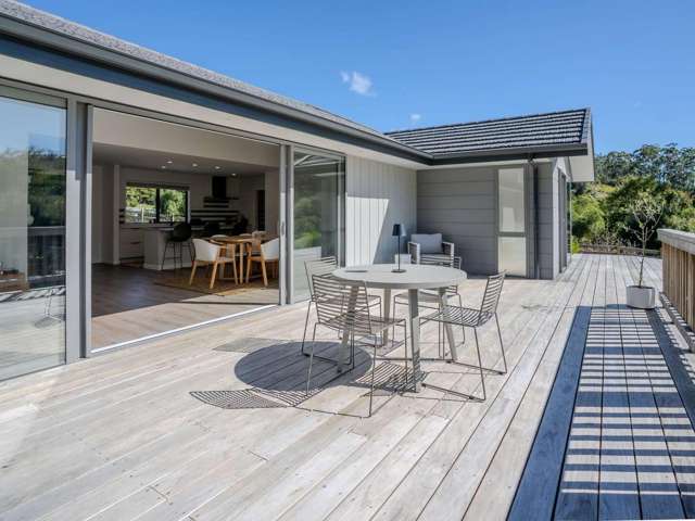 NEAR NEW, PRIVATE & PERFECTLY POSITIONED