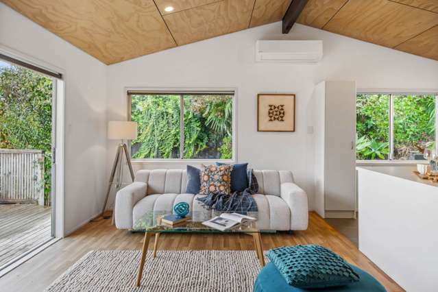 Private Coastal Retreat – Walk to Waiake Beach