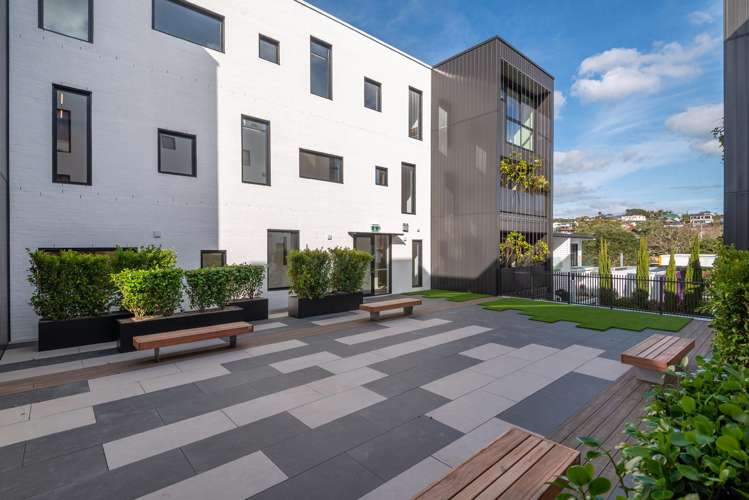 17/423-427 Beach Road_4