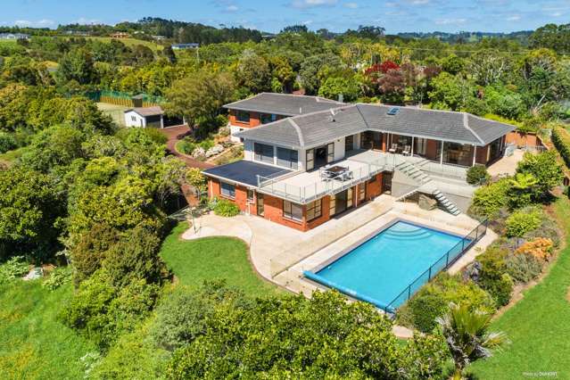 Premier Estate: Tennis, Pool & Stunning Views
