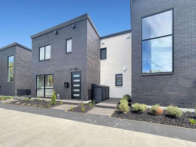 CHRISTCHURCH CENTRAL - 2 BEDROOMS, 1 BATHROOM, HEATPUMP