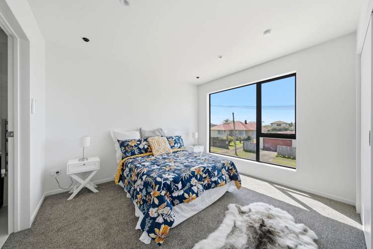 2/2 Halswell Street Mangere East_10