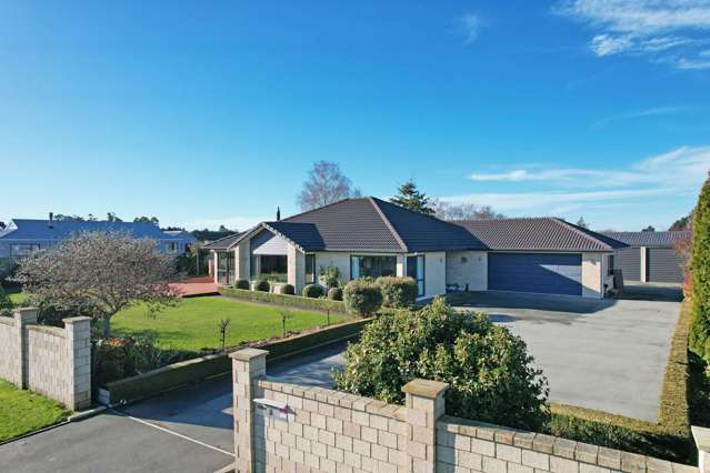 GENEROUS LIVING, GORGEOUS GARDENS, GREAT LOCATION