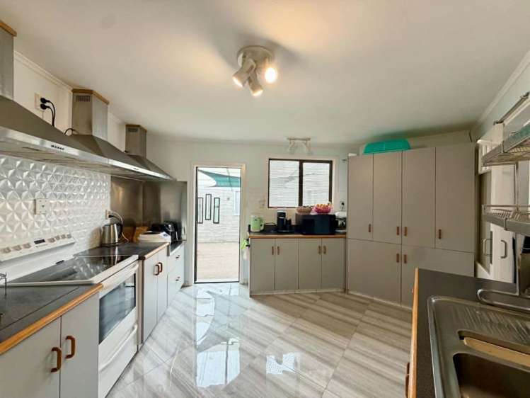 161 Parklands Avenue 10825_5