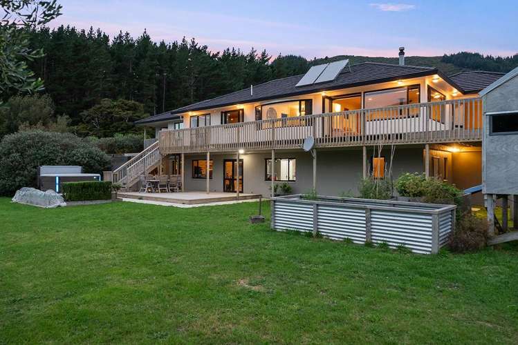 1276 Coast Road Wainuiomata_17