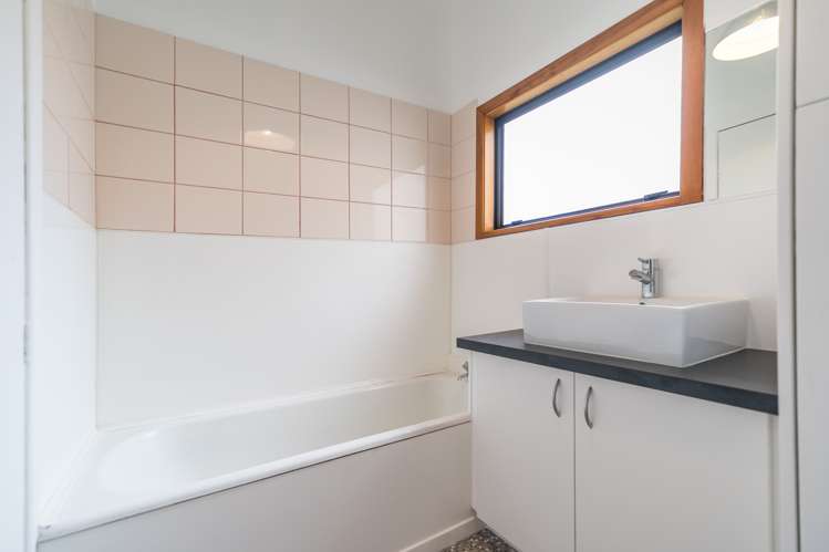 17 Piccadilly Circus Snells Beach_16