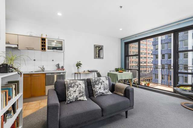 LIVING IN THE HEART OF THE CBD - BEO $449,000!