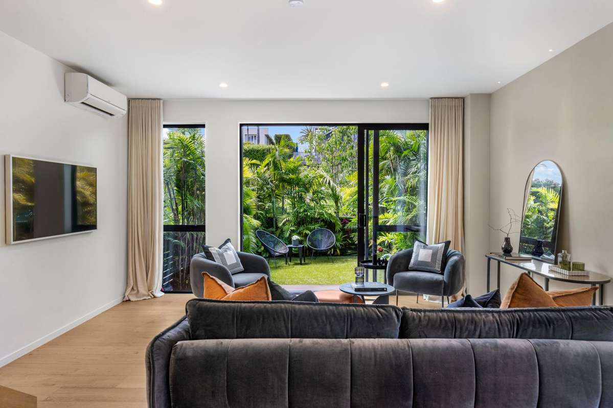 2/37 Glen Atkinson Street_3