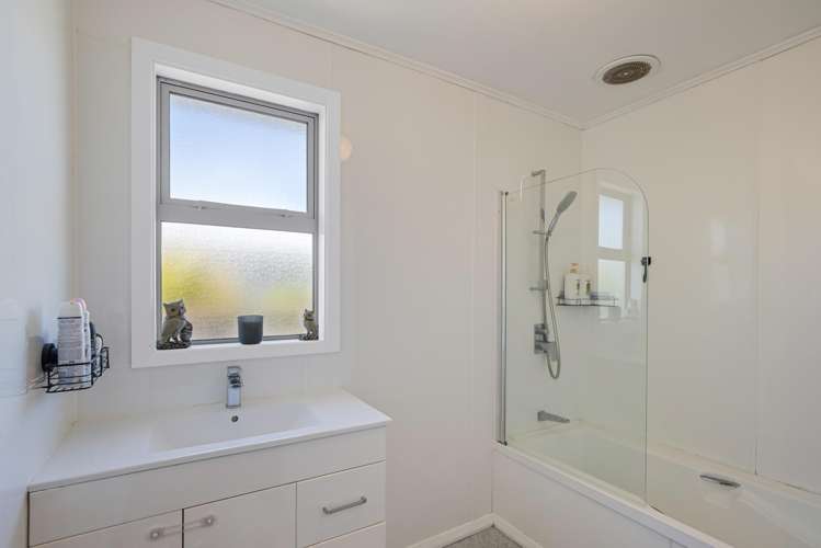 13 Wetherby Grove Wainuiomata_12